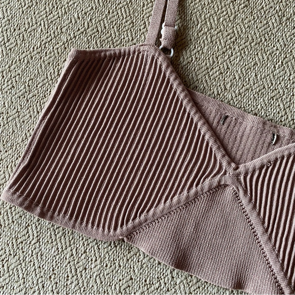 LIKE NEW Ribbed Crop Top - Picture 4 of 4